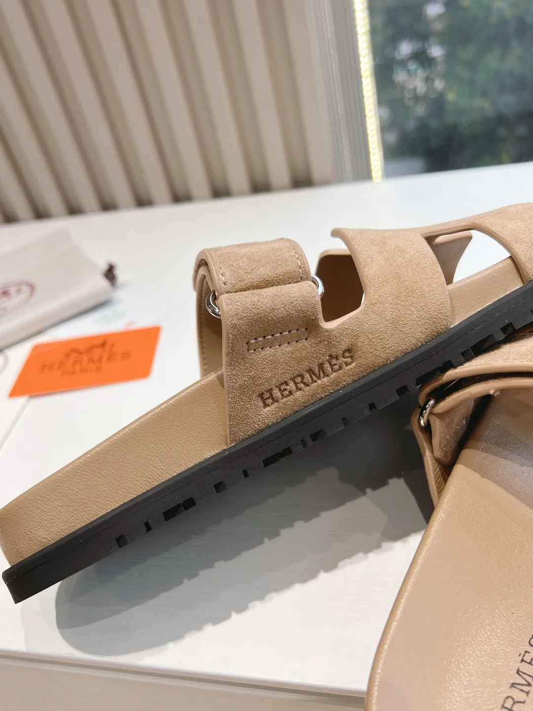 👟👟Ex-factory price 440👟👟 (Top version) H family 2024 spring and summer new style HERMES Hermes' recently popular couple's shoes, pig nose angle sandals and slippers, paired with various colorful socks, very trendy. Upper lining: imported original leather. Outsole: non-slip and wear-resistant outsole. Size: female 35-42 (40/42 non-returnable and non-exchangeable) Men’s size: 39-45 (45 is non-refundable and non-exchangeable)